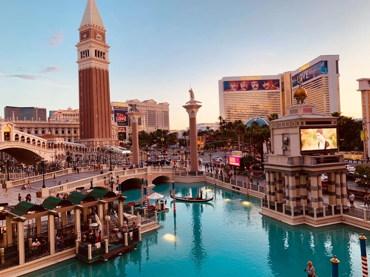 Las vegas travel cosmo