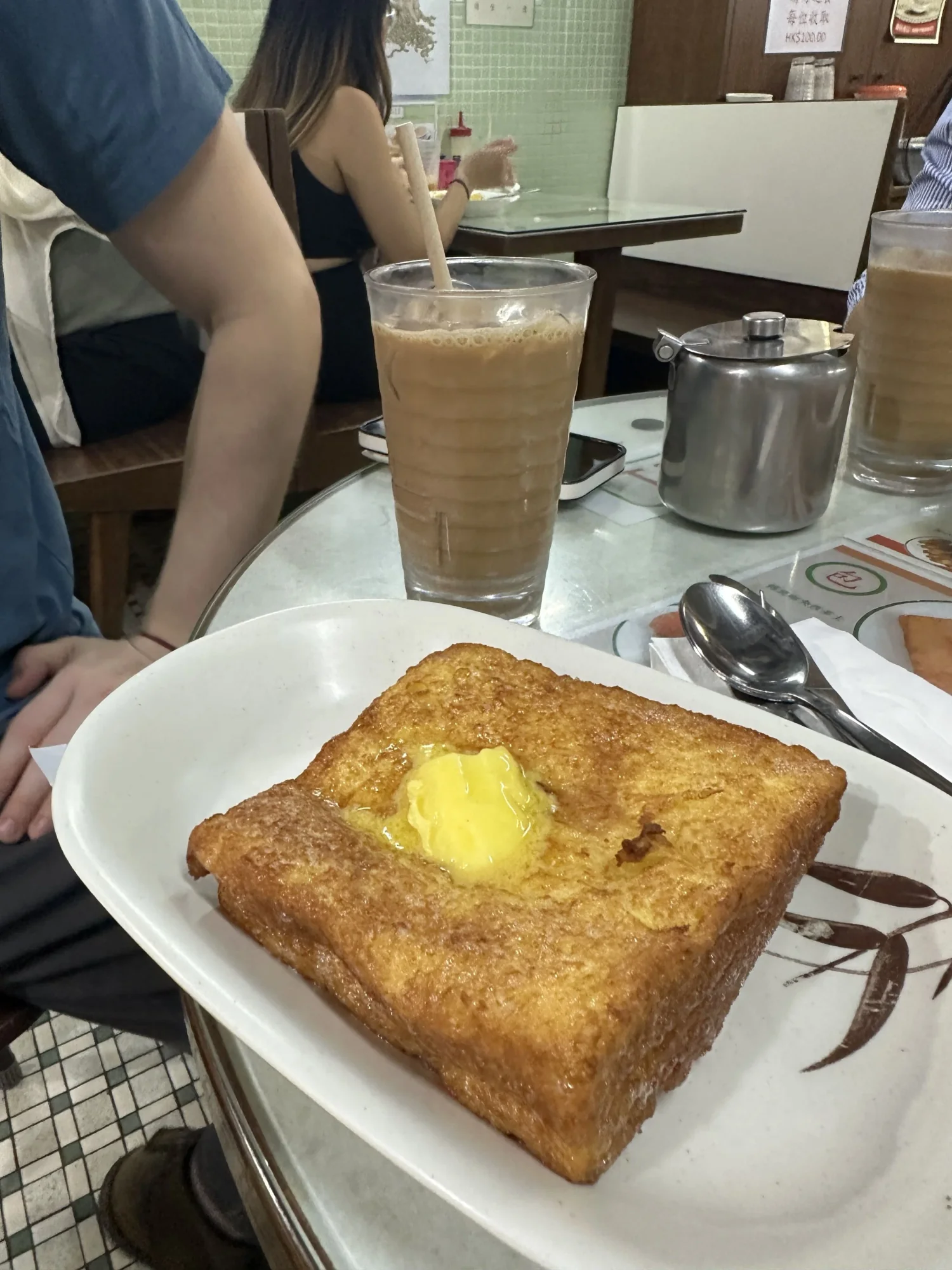 Classic Hong Kong milk tea and deep-fried peanut butter French toast topped with butter at Lan Fong Yuen, the city’s iconic cha chaan teng café in Central — a must-try local breakfast spot featured in Amy Suto’s Hong Kong travel guide on AmySuto.com.